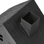 Närbild på skorstenen av en svart ljuslykta i form av ett hus.