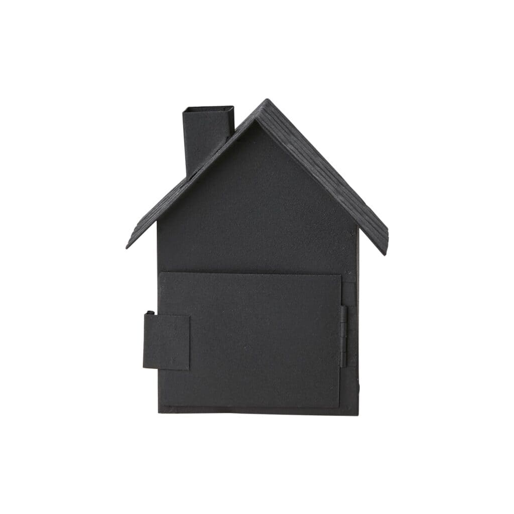 Baksidan av en svart ljuslykta i form av ett hus med en öppningsbar dörr.