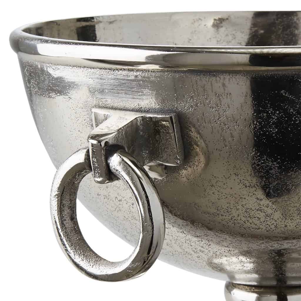 Närbild på champagnekylaren CARTER från Affari of Sweden, som visar de vackert detaljerade handtagen i nickel-färgad aluminium.