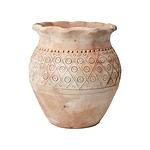 Handgjord urna i naturlig lera med dekorativt mönster och vågig kant, från Affari of Sweden.