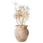 Urna Theo med torkade blommor, handgjord i lera med ett unikt mönster och rustik känsla.