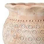 Närbild på urnan Theo som visar det detaljerade, handgjorda mönstret och den naturliga ytan.