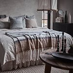 Vendela-mattan används i ett mysigt och ombonat sovrum. Den ligger under sängen och matchar perfekt med de naturliga och jordnära tonerna i rummet.