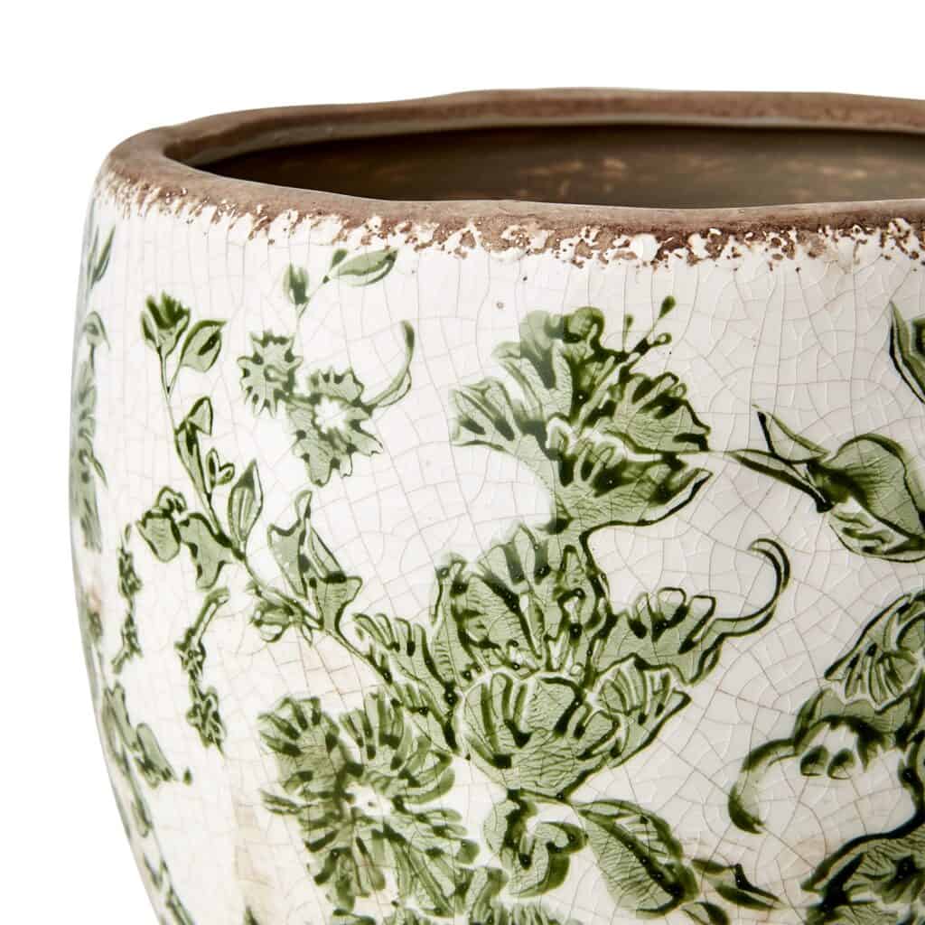 Detaljbild av Victoria-krukan som visar det blommiga, gröna mönstret och den glaserade, krackelerade ytan på stengodset.