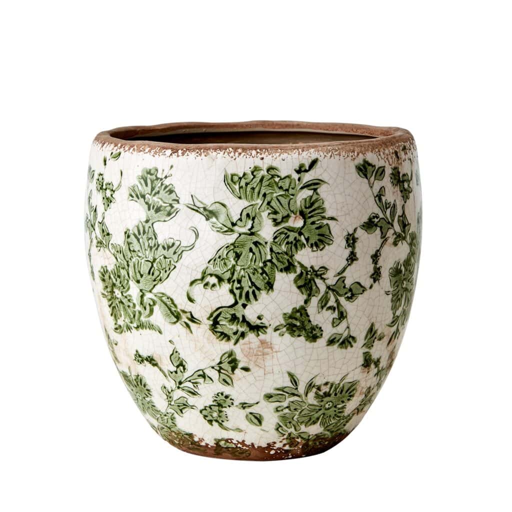 Närbild på Victoria-krukan från Affari of Sweden i vit och grön stengods med ett klassiskt, blommigt mönster och en glaserad finish.