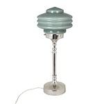 Elegant bordslampa VALTER från Strömshaga med en fot i förnicklad metall och en kupa i grönt opalglas. En stilren och tidlös lampa som kombinerar modern funktion med sekelskiftesdesign.