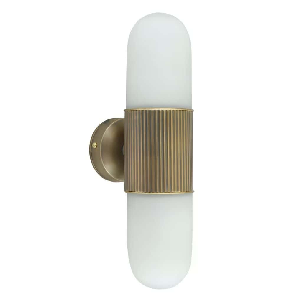 Badrumslampa i antik mässing och frostat glas, sedd från sidan i lodrät montering.