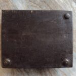 Undersida av vintage träfat i mörkbrun patina med tre träpluppar och synliga spår av ålder