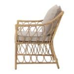 Sidovy av Belluce fåtölj från Bloomingville, tillverkad i flätad polyrattan med beige linneinspirerade dynor.