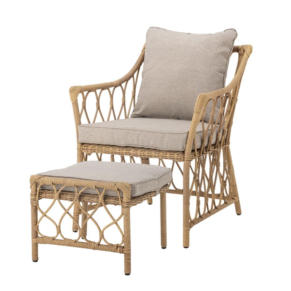 Fåtölj med fotpall från Bloomingville i flätad polyrattan med naturfärgad finish och beige linneinspirerade dynor.