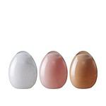 Tre dekorativa glasägg från Wikholm Form i färgerna vitt, rosa och sand, med en blank och elegant yta.