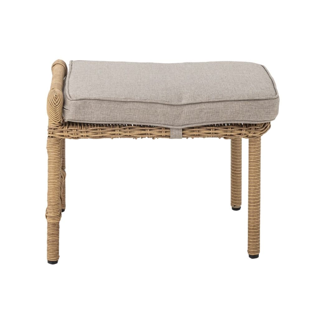 Fotpall från Belluce-serien av Bloomingville, tillverkad i flätad polyrattan med beige linneinspirerad dyna.