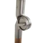 Närbild på lutningsmekanismen i borstat stål på Gatsby parasoll från Brafab, monterad på trästången.