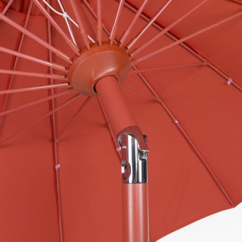 Närbild av parasollstommen på det marsalaröda Zuiver-parasollet, med robust konstruktion och justerbart fäste.