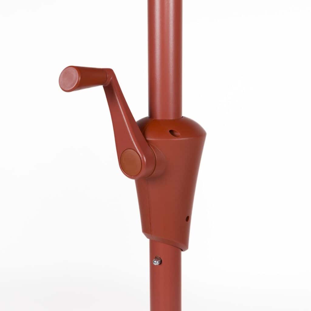 Närbild av vevmekanismen på det marsalaröda Zuiver-parasollet, designad för smidig öppning och stängning.