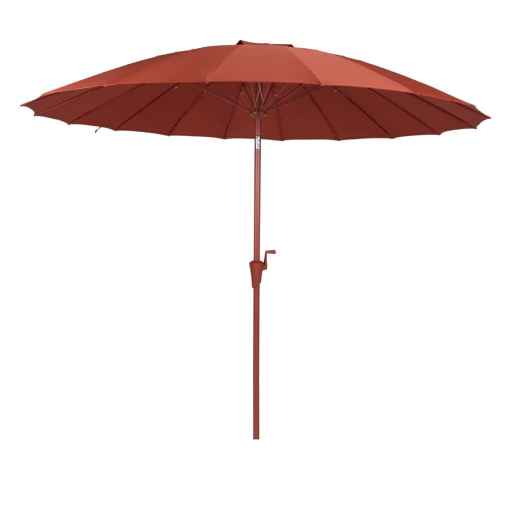 Rött parasoll från Zuiver i marsalaröd nyans med handvev för enkel öppning och stängning. Perfekt för trädgårdar och uteplatser.