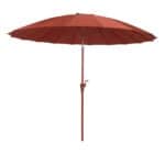 Rött parasoll från Zuiver i marsalaröd nyans med handvev för enkel öppning och stängning. Perfekt för trädgårdar och uteplatser.