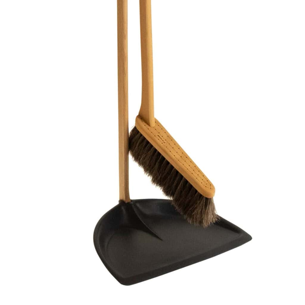 Detaljbild av sopset med grafitsvart skyffel och borste i tagel