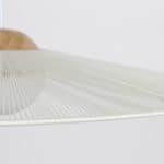 Närbild på kanten av taklampa Belle från Zuiver i beige, med detaljer som visar den fina strukturen i den spunna skärmen och trädetaljen på toppen.