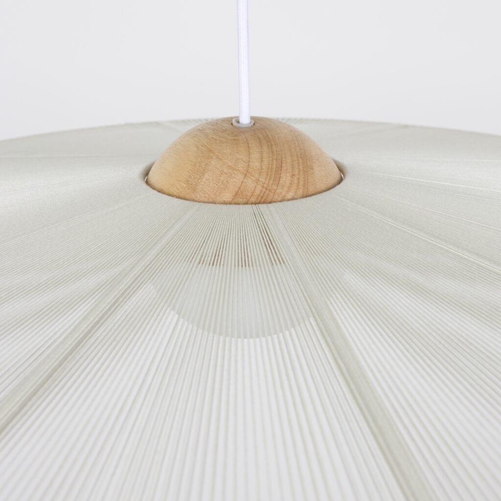Närbild på ovansidan av taklampa Belle från Zuiver i beige, med en trädetalj som elegant övergår i en luftig skärm av spunnet rep.