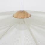 Närbild på ovansidan av taklampa Belle från Zuiver i beige, med en trädetalj som elegant övergår i en luftig skärm av spunnet rep.