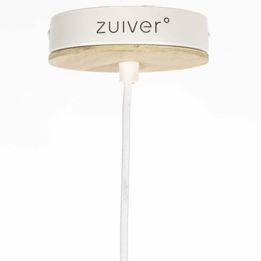 Närbild på takkåpan till taklampa Belle från Zuiver, med vit metall, trädetaljer och den tydliga Zuiver-logotypen.