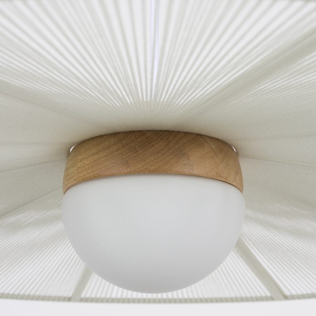 Närbild av undersidan på taklampa Belle från Zuiver i beige, med fokus på den mjuka glaskupan och den eleganta trädetaljen.