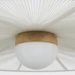 Närbild av undersidan på taklampa Belle från Zuiver i beige, med fokus på den mjuka glaskupan och den eleganta trädetaljen.