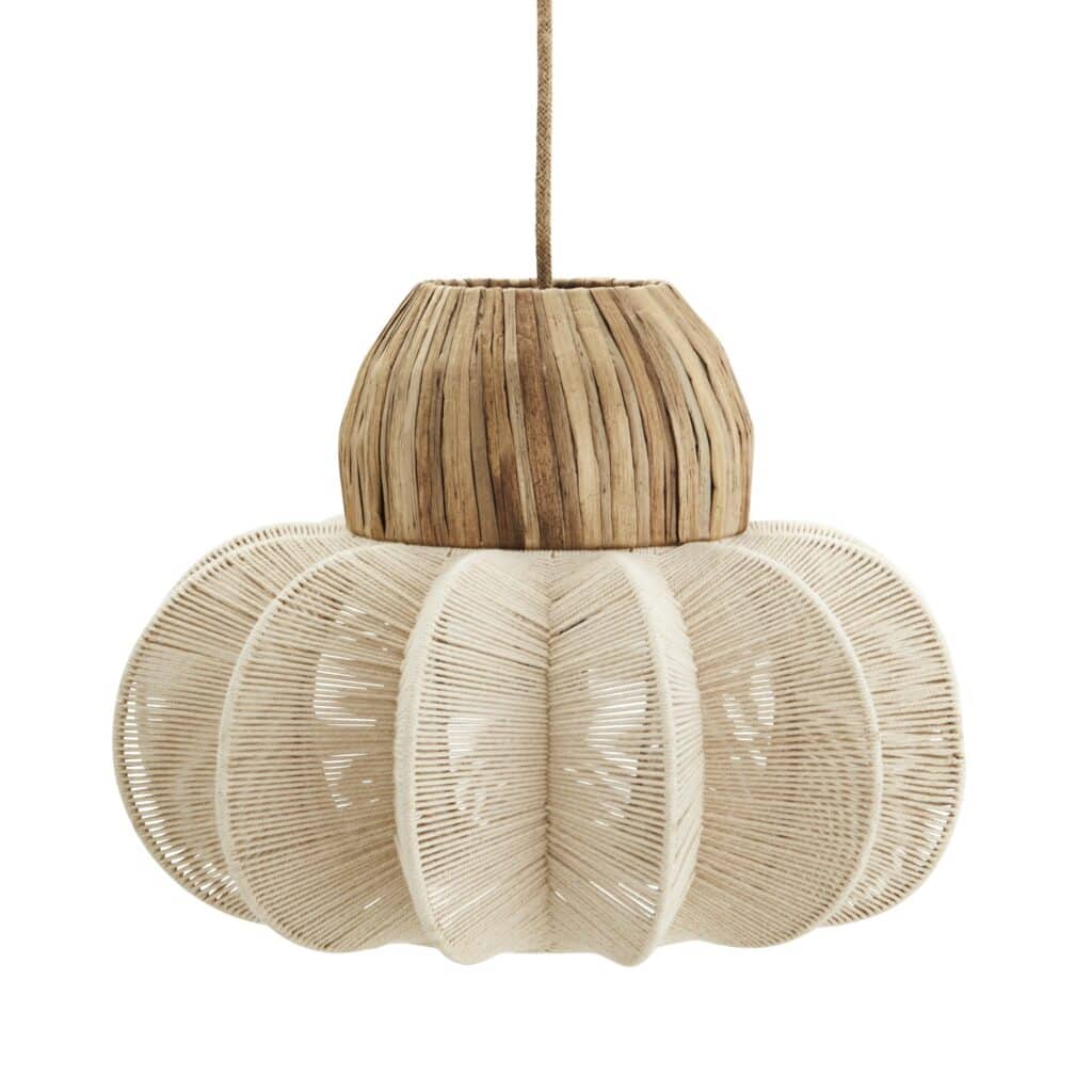 Taklampa med handvävd design i bomullssnöre och sjögräs, off-white och naturlig träfärg, från Madam Stoltz.