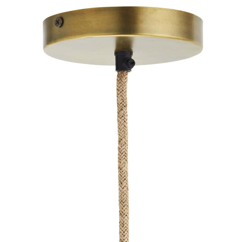 Närbild på takkoppen i mässing och den flätade textilkabeln från taklampan i sjögräs och bomullssnöre från Madam Stoltz.