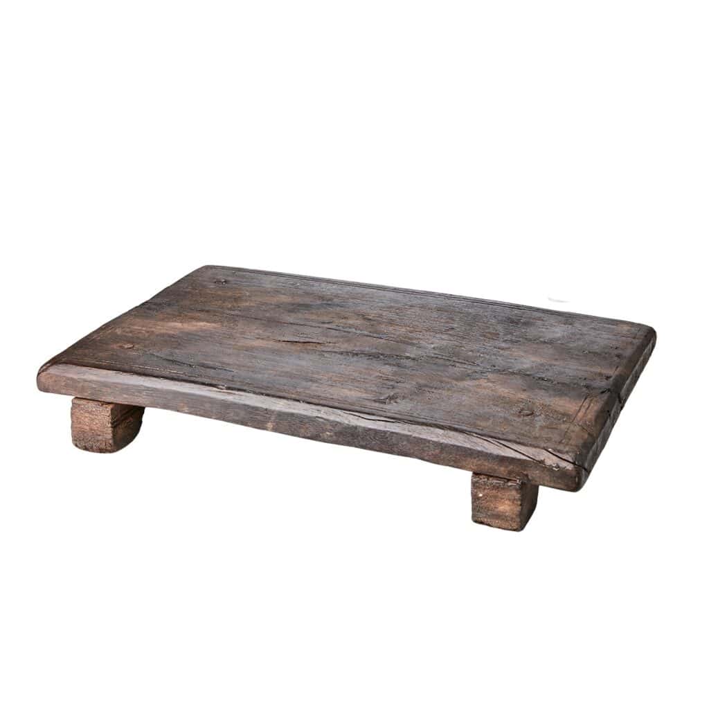 Närbild på det unika träfatet TREASURE från Affari of Sweden, tillverkat av återvunnet trä med en rustik yta och små träben.