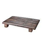 Närbild på det unika träfatet TREASURE från Affari of Sweden, tillverkat av återvunnet trä med en rustik yta och små träben.