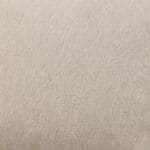 Närbild av beige dynklädsel på Penzano soffa från Bloomingville, med en mjuk och vävd struktur för en stilren och naturlig look.