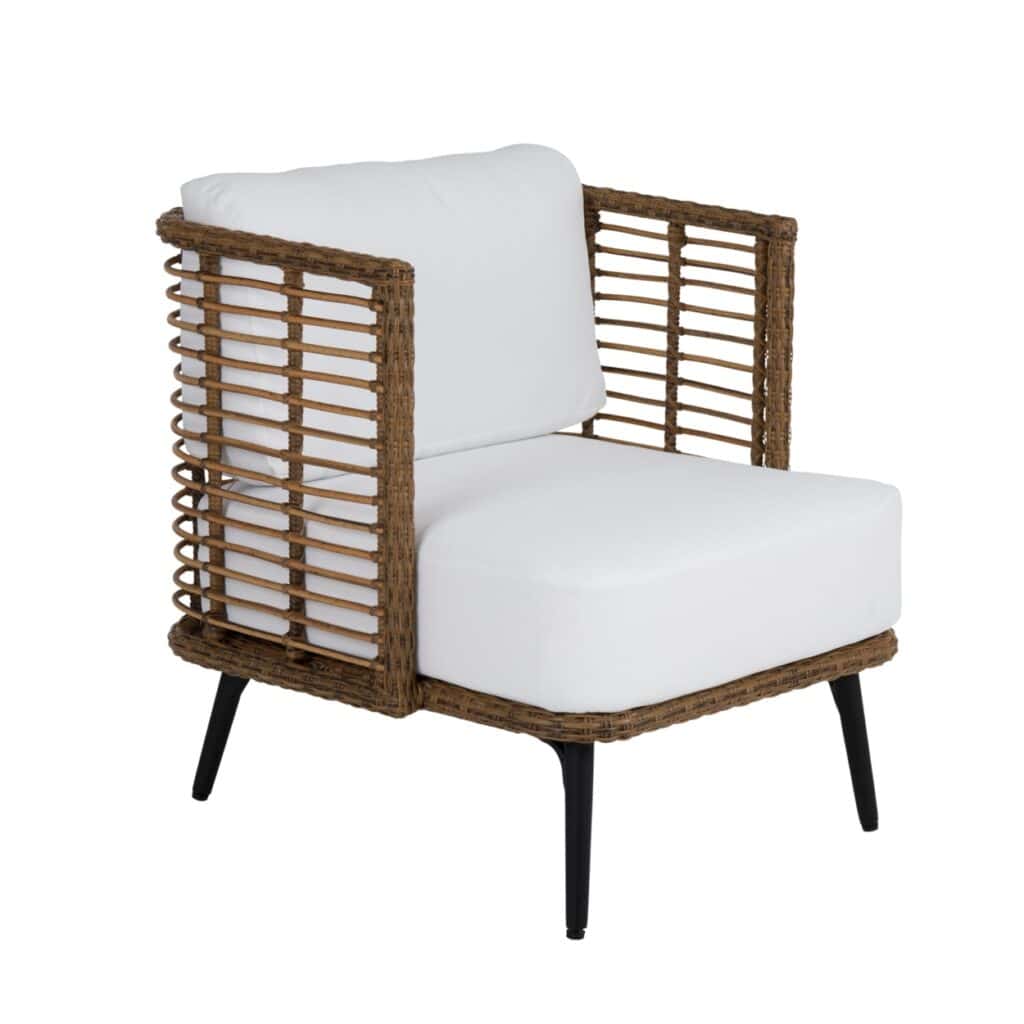Covelo utemöbel fåtölj natur svart från Brafab – en stilren loungestol i konstrotting med svarta metallben och vita dynor, perfekt för trädgård och uteplats.