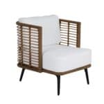 Covelo utemöbel fåtölj natur svart från Brafab – en stilren loungestol i konstrotting med svarta metallben och vita dynor, perfekt för trädgård och uteplats.