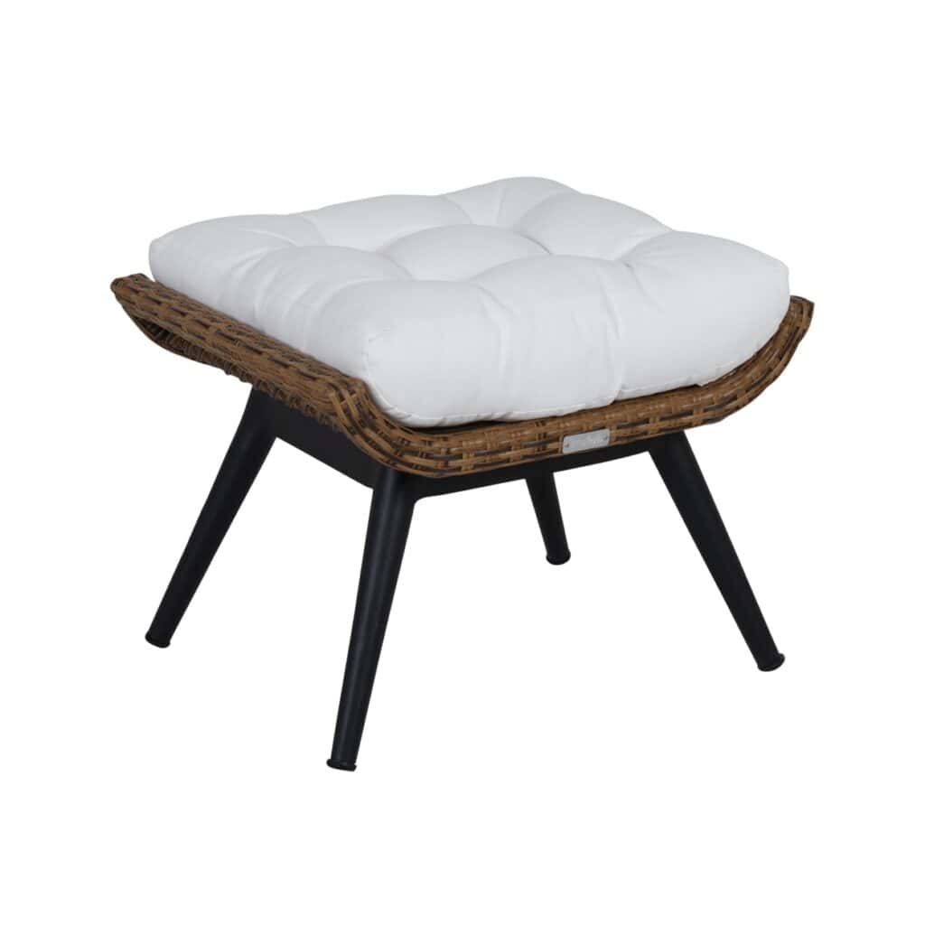 Covelo fotpall i naturfärgad konstrotting med svart metallstomme och en mjuk vit dyna i olefintyg – en stilren och bekväm loungefotpall för uteplatsen.