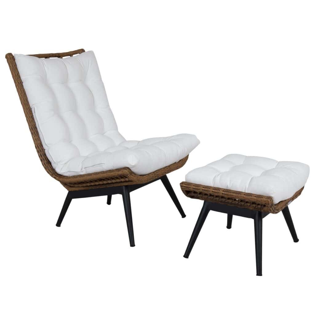 Covelo loungefåtölj och fotpall i naturfärgad konstrotting med svart metallstomme och vita, mjuka dynor i olefintyg – en elegant och bekväm loungegrupp för uteplatsen.