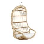 Hänggunga i naturrotting med vit dyna från Brafab, designad med elegant flätad rotting och mjuka linjer för avkopplande pendelrörelser.