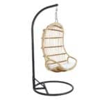 Vallda hänggunga i naturrotting från Brafab monterad på en svart fristående ställning med vit dyna för extra komfort.