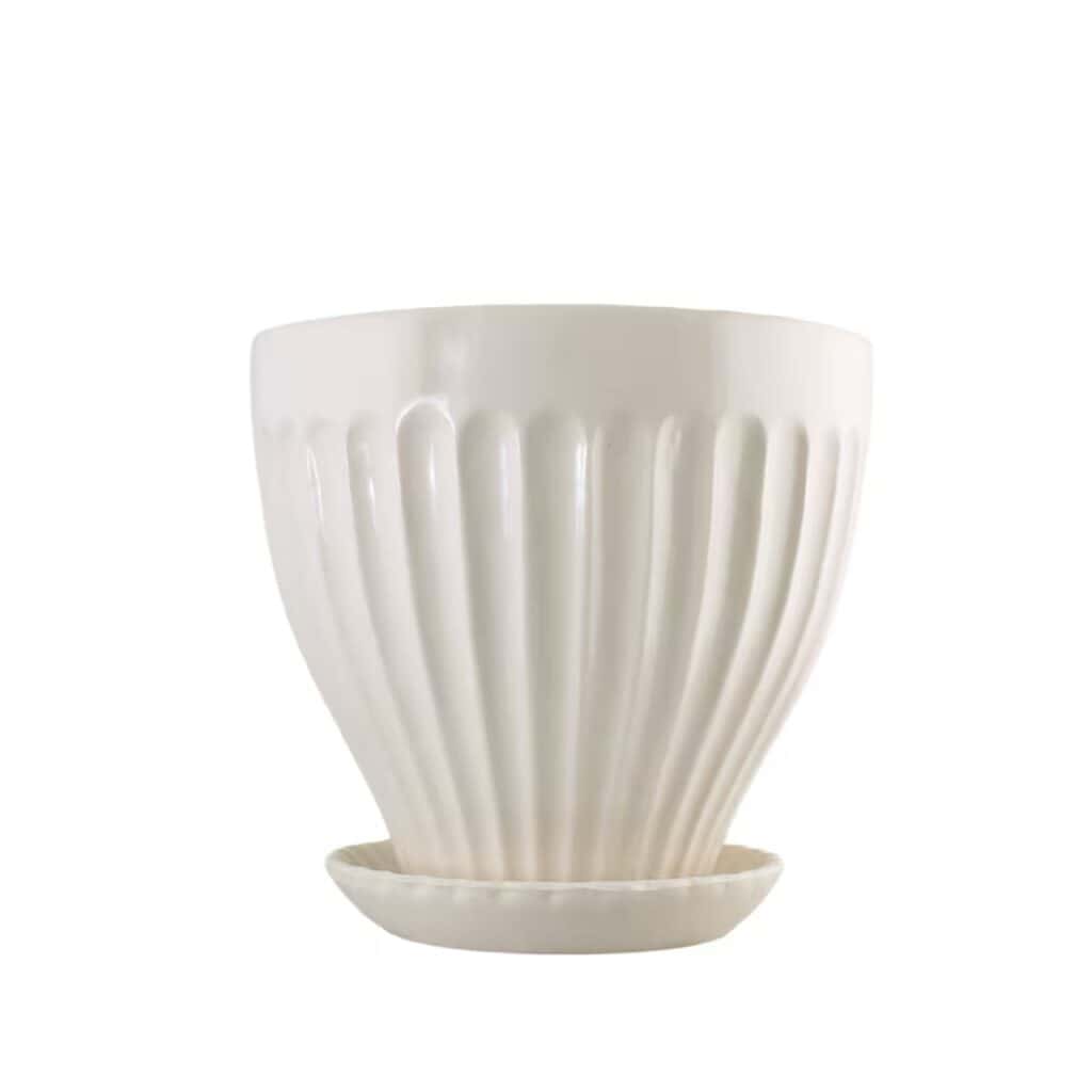 Kruka ANNA – cremevit stengodskruka med reliefmönster och fat från Strömshaga. Perfekt för inomhusbruk och stilren inredning.