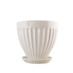 Kruka ANNA – cremevit stengodskruka med reliefmönster och fat från Strömshaga. Perfekt för inomhusbruk och stilren inredning.