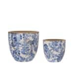 Två stengodskrukor ur serien Mirabelle från Wikholm Form, med klassiskt blåvitt blommönster och en rustik kant.