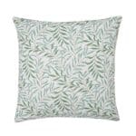 Kuddfodral Fay i vit bomull med grönt bladmönster från Wikholm Form, perfekt för en naturlig och fräsch inredningsstil.