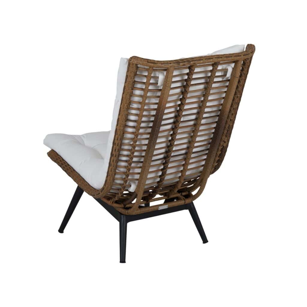 Baksidan av Covelo loungefåtölj i naturfärgad konstrotting med svart metallstomme och vit, mjuk dyna, som visar den eleganta och luftiga flätningen.