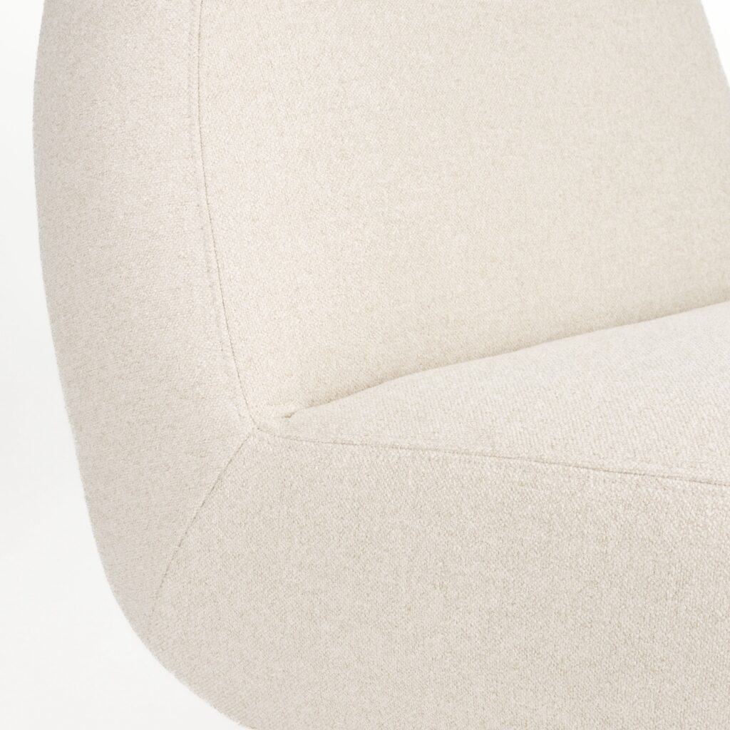 Närbild av Lounge Chair Eden Latte från Zuiver, som visar den mjuka beige klädseln och de noggrant sydda sömmarna.
