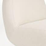 Närbild av Lounge Chair Eden Latte från Zuiver, som visar den mjuka beige klädseln och de noggrant sydda sömmarna.