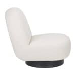 Zuiver Lounge Chair Eden Latte – en elegant loungefåtölj i beige tyg, fotograferad från sidan, med en bred sits och svart snurrbas.