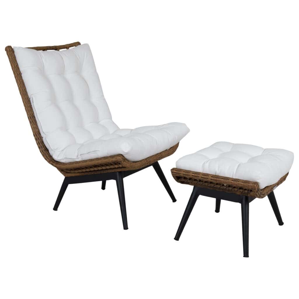 Covelo loungefåtölj och fotpall i naturfärgad konstrotting med svarta metallben och vita, tjockt stoppade dynor – en elegant och bekväm sittgrupp för uteplatsen.