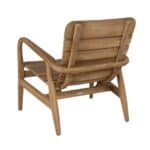 Baksidan av loungefåtölj i teak med breda träslanor och rundad design, idealisk som utemöbel för trädgård eller uteplats.
