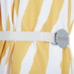 Närbild på det gulrandiga Gatsby-parasollet från Brafab, med ett justerbart band och Brafab-logga i silverfärg.